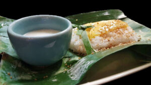 Khao Niao Mamuang ข้าวเหนียวมะม่วง Mango sticky rice with sweetened coconut milk