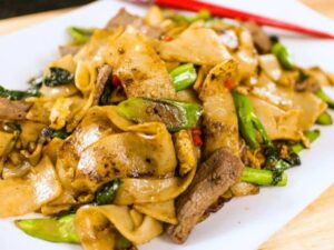 Phad See Ew ผัดซีอิ้ว Fried Noodles with Soy Sauce & Oyster Sauce